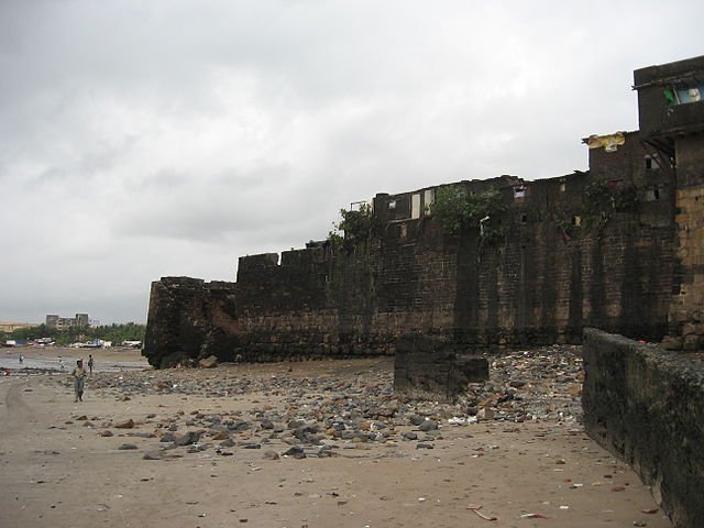 Mahim Fort is in ruins, and not a good place to visit.